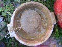 The mixture is passed through a kitchen seive to remove gravel and other inclusions before they sediment again in the mixing bucket